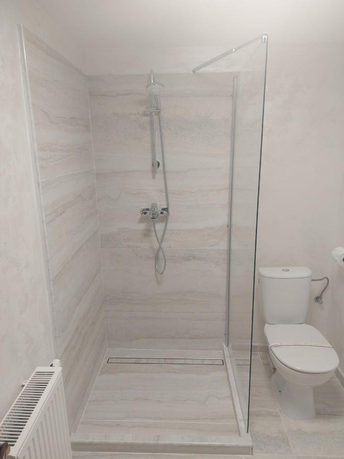 Готель Casa Luca Moldova Noua Екстер'єр фото