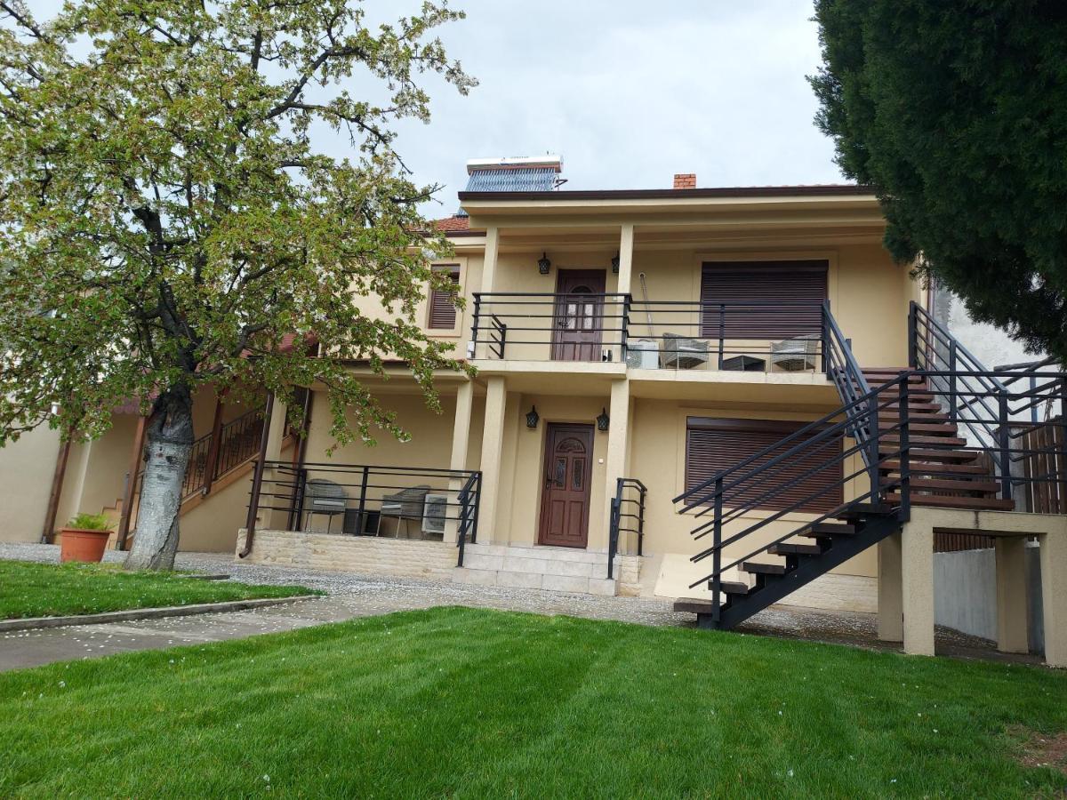 Готель Casa Luca Moldova Noua Екстер'єр фото